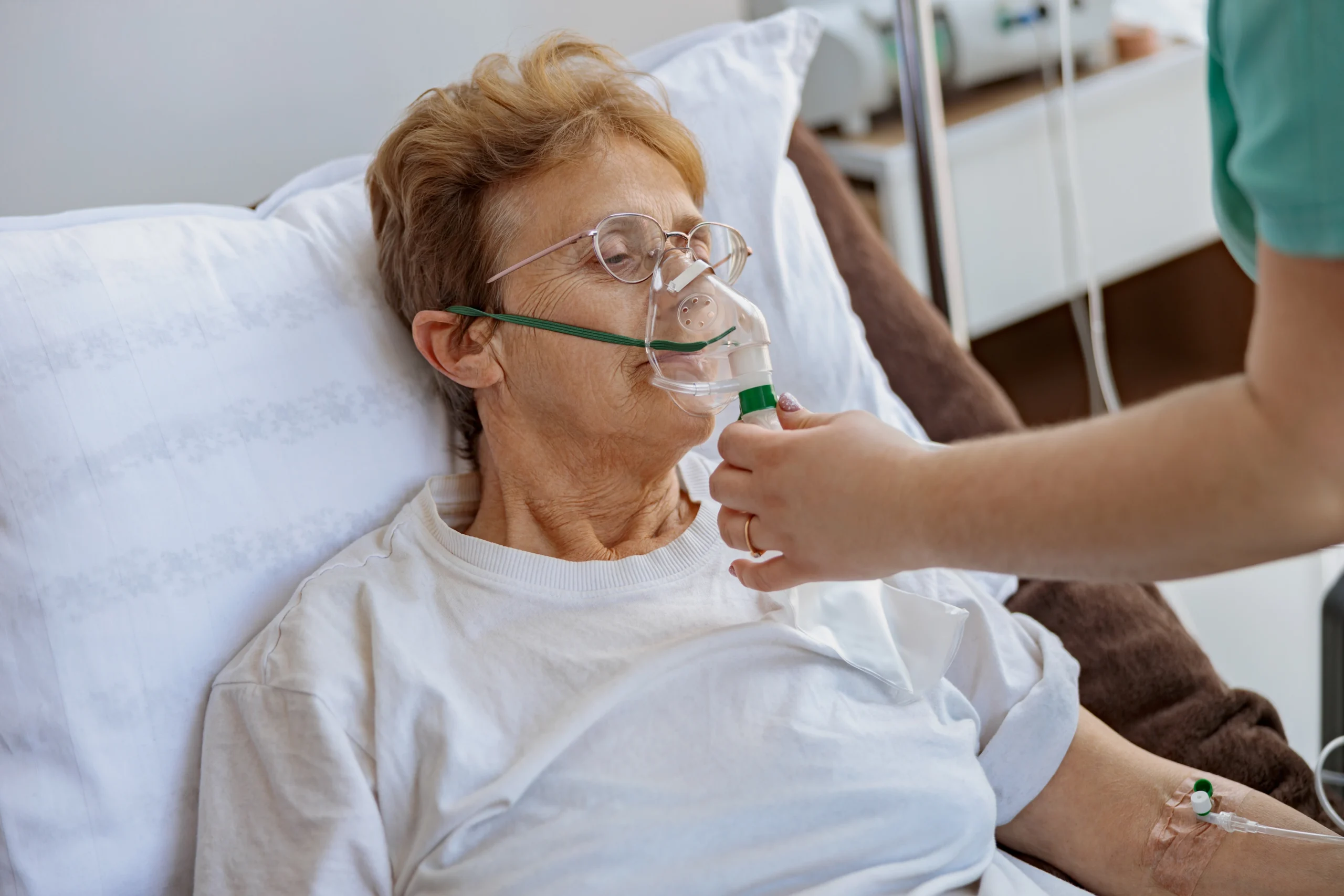 Ventilator-Home-Care-in-Minneapolis-MN-2 elderly woman recieving nebulizer treatment